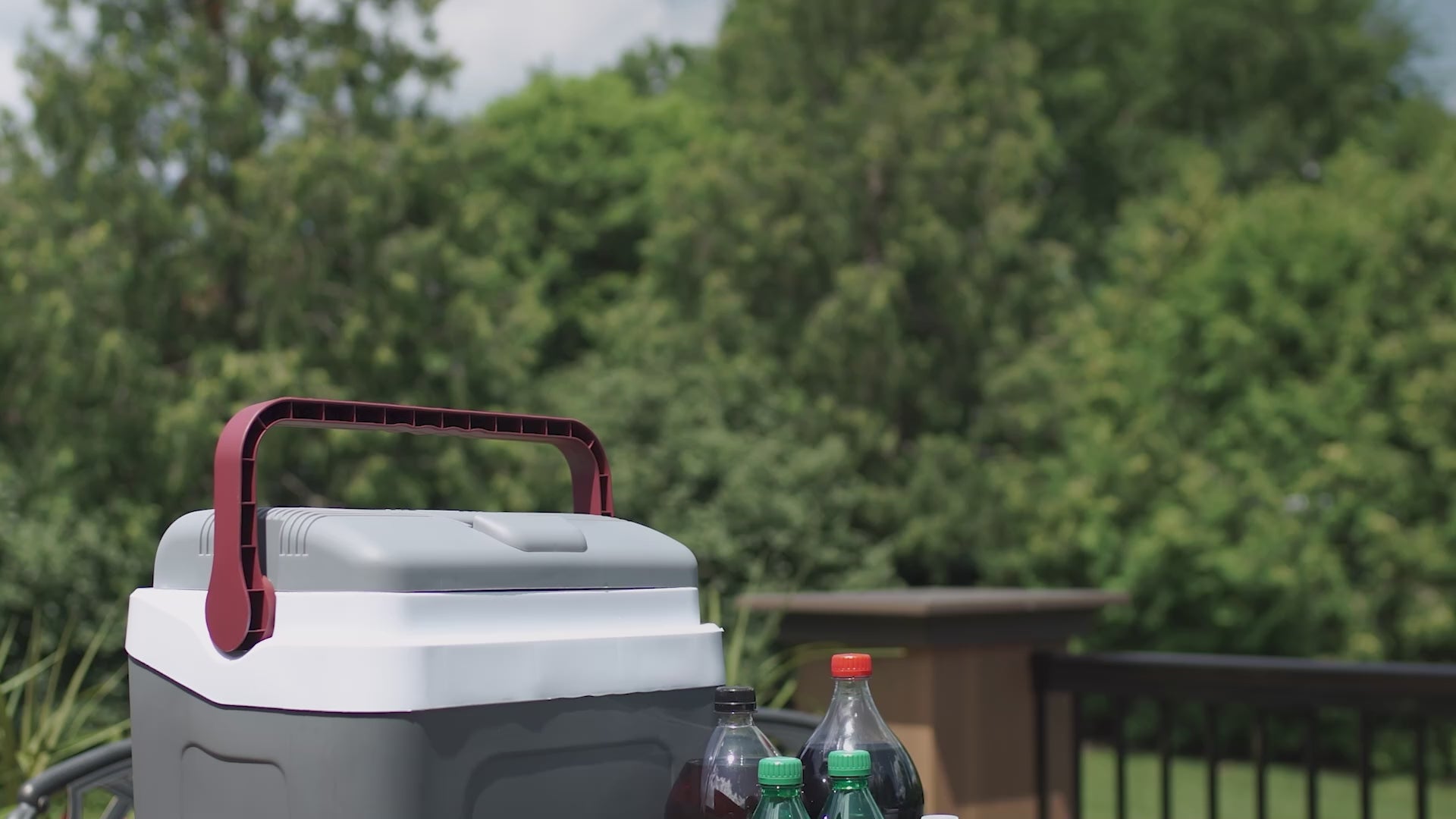 Video with music shows the parts and features of the P25 12V portable cooler